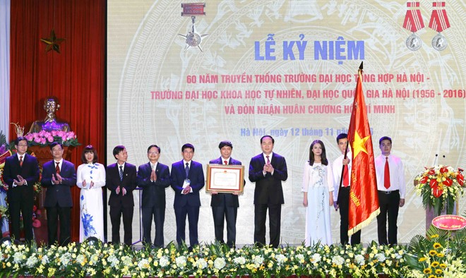 Chủ tịch nước Trần Đại Quang trao tặng Huân trương Hồ Chí Minh cho ĐH Khoa học tự nhiên - ĐH Quốc gia Hà Nội. Ảnh: TTXVN.