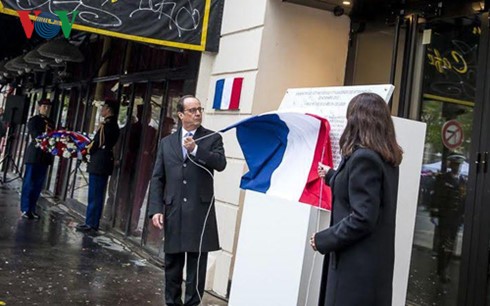 Tổng thống Pháp Fancois Hollande tham gia thực hiện nghi thức khánh thành tấm biển tưởng niệm trước nhà hát Bataclan.