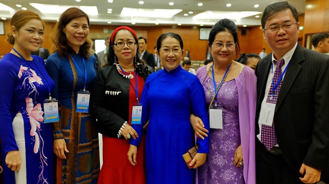 Các đại biểu kiều bào với Phó Bí thư Thành ủy TP Hồ Chí Minh Võ Thị Dung chụp ảnh lưu niệm. Ảnh: TTXVN.