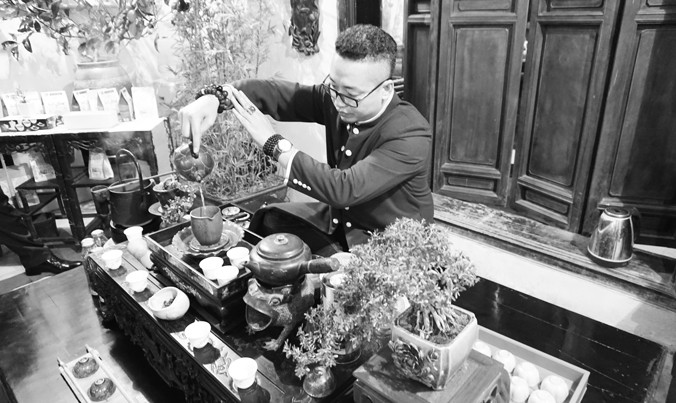 Nghệ nhân trà Nguyễn Cao Sơn trình diễn pha trà sen. Ảnh: L.A.