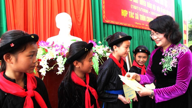 Phó Chủ tịch nước trao học bổng cho trẻ em có hoàn cảnh khó khăn ở Hà Giang.