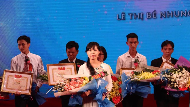 Cô giáo trẻ Lê Thị Bé Nhung nhận giải thưởng 100 triệu đồng tại cuộc thi “Tri thức trẻ vì giáo dục” do T.Ư Đoàn tổ chức.