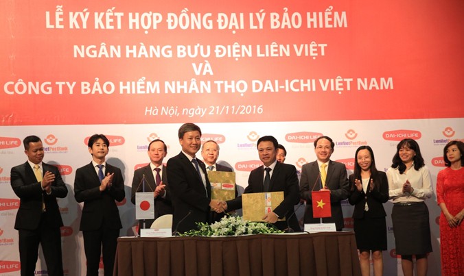 Ông Phạm Doãn Sơn, TGĐ LienVietPostBank và ông Trần Đình Quân, TGĐ Dai-ichi Life Việt Nam ký kết hợp tác, ngày 21/11.