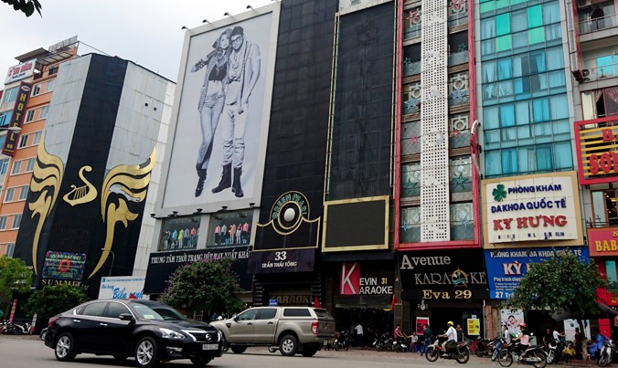 Các cửa hàng kinh doanh Karaoke trên đường Trần Thái Tông (Cầu Giấy, Hà Nội) trước thời điểm xảy ra vụ cháy quán Karaoke số 68 Trần Thái Tông làm 13 người chết. Ảnh: Ngọc Châu.