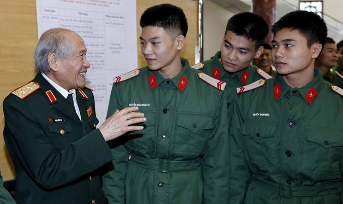 Trung tướng Phạm Hồng Cư - người đã tham gia toàn quốc kháng chiến kể lại thời khắc hào hùng của dân tộc với các chiến sĩ trẻ tại hội thảo.