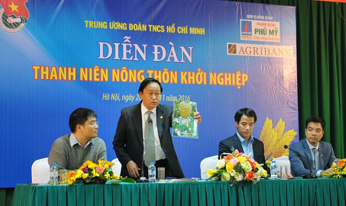 Chuyên gia nông nghiệp Nguyễn Lân Hùng - Tổng thư ký Hội Các ngành sinh học Việt Nam trao đổi với đại biểu thanh niên tại diễn đàn. Ảnh: Xuân Tùng.