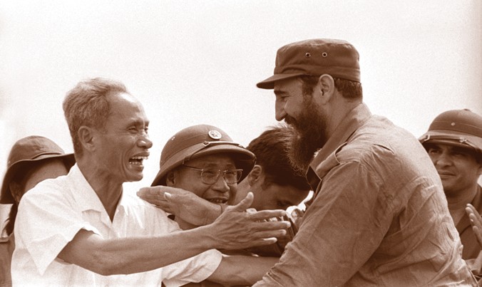 Thủ tướng Fidel Castro cùng Thủ tướng Phạm Văn Đồng trong cuộc mít tinh của nhân dân Quảng Trị chào mừng Đoàn đại biểu Cuba đến thăm vùng Giải phóng miền Nam Việt Nam (ngày 15/9/1973). Ảnh: TTXVN.