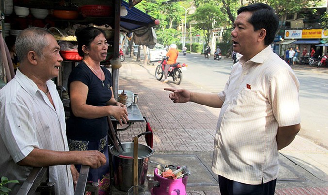 Bí thư Thành uỷ TPHCM Đinh La Thăng thăm hỏi người dân trên đường đến nơi tiếp xúc cử tri.