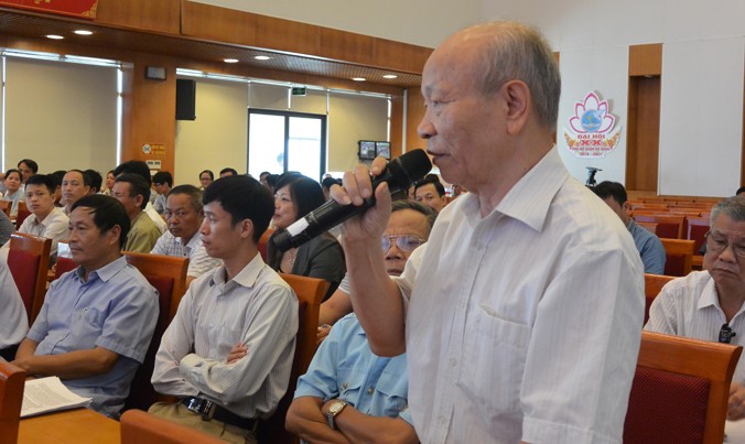 Cử tri quận Hà Đông, Hà Nội đặt câu hỏi tại buổi tiếp xúc. Ảnh nguồn báo Tuổi trẻ Thủ đô.