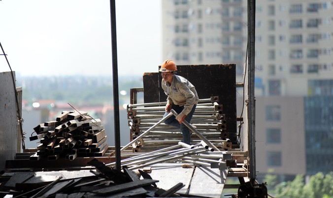 Công nhân làm việc trên công trình cao tầng phải được trang bị bảo hộ, dây an toàn.