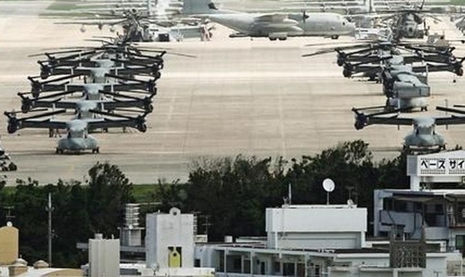 Máy bay quân sự Mỹ tại căn cứ Futenma.