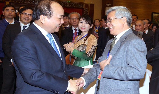 Thủ tướng Nguyễn Xuân Phúc trò chuyện, thăm hỏi đại biểu dự Đại hội.