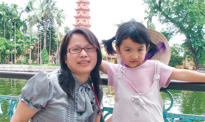 Hạ Lộ và con gái năm 2009. Ảnh chụp tại chùa Trấn Quốc (Hà Nội).