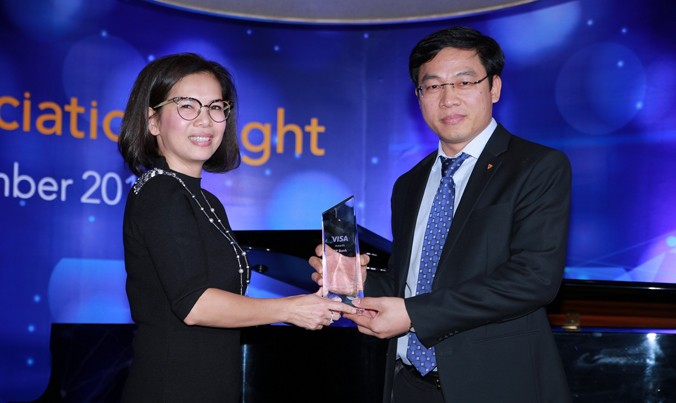 Ông Đinh Văn Chiến Phó Tổng Giám đốc - Giám đốc Khối Ngân hàng cá nhân của TPBank thay mặt Ngân hàng nhận giải thưởng từ Visa.