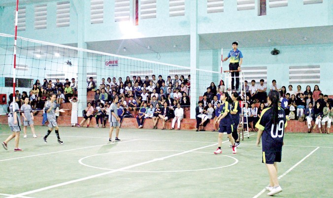 Nhà thi đấu đa năng của Trường THPT Hoàng Hoa Thám (quận Sơn Trà, Đà Nẵng) hoạt động hết công suất mỗi đêm để phục vụ nhu cầu vui chơi thể dục thể thao của học sinh và người dân xung quanh. Ảnh: P.V.