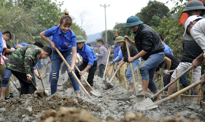 Sẽ sớm cán đích mục tiêu 100% học sinh sinh viên có BHYT (Trong ảnh: Sinh viên tham gia tình nguyện vì cộng đồng) Ảnh: Xuân Tùng.