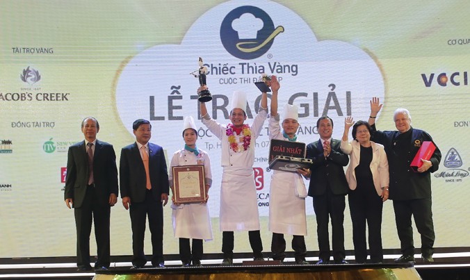 Ban tổ chức trao giải thưởng chung cuộc Chiếc Thìa Vàng 2016 trị giá 1 tỷ đồng cho đội đầu bếp Khu du lịch Bình Quới 1.