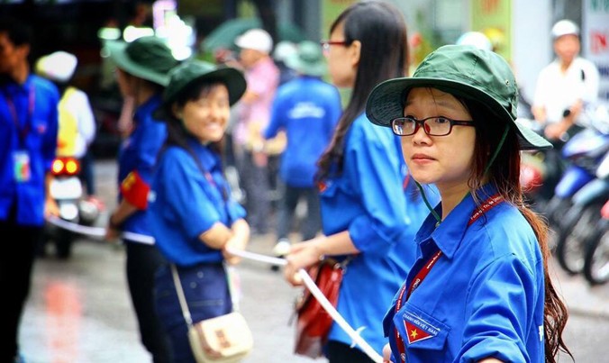 Đảng viên trẻ Nguyễn Hà Thu tham gia hoạt động Tiếp sức mùa thi.