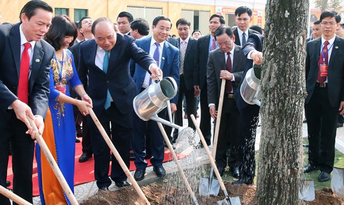 Thủ tướng Nguyễn Xuân Phúc trồng cây lưu niệm tại Học viện Nông nghiệp Việt Nam. Ảnh: TTXVN.