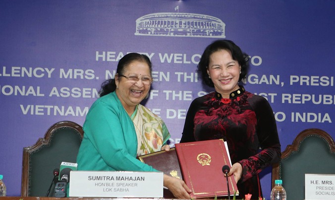Chủ tịch Nguyễn Thị Kim Ngân và Chủ tịch Sumitra Mahajan ký thỏa thuận hợp tác giữa Quốc hội Việt Nam và Hạ viện Ấn Độ. Ảnh: TTXVN.
