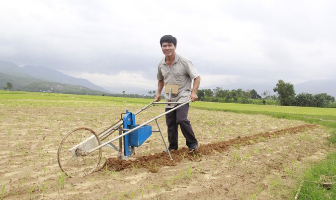 Chiếc xe gieo của “kỹ sư chân đất” Lê Đức Tiếp giúp bà con nông dân tiết kiệm công sức, thời gian. Ảnh: Thanh Trần.
