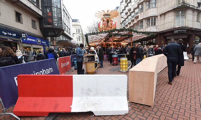 Hàng rào bê tông được thiết lập ở chợ Giáng sinh tại Birmingham, Anh. Ảnh: BPM Media.