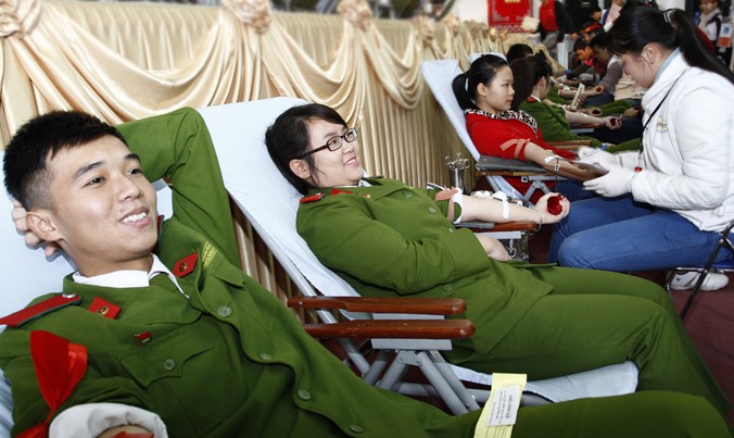 Học viên Học viện Cảnh sát nhân dân tham gia hiến máu nhân đạo tại Chủ nhật đỏ 2016. Ảnh: Xuân Tùng.