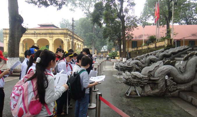 Học sinh tham quan tìm hiểu lịch sử Hoàng Thành Thăng Long. Ảnh: Hồng Vĩnh.