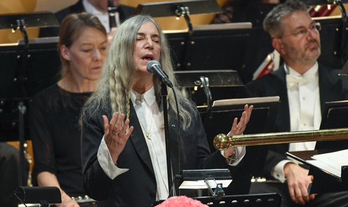 Ca sỹ Patti Smith trình diễn ca khúc nổi tiếng của Bob Dylan trong khi ông vắng mặt ở lễ trao giải Nobel 2016.