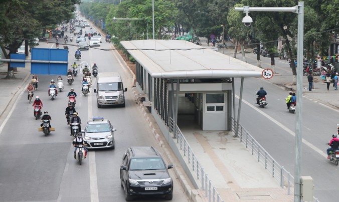 Nhà chờ xe buýt nhanh BRT ở Hà Nội.