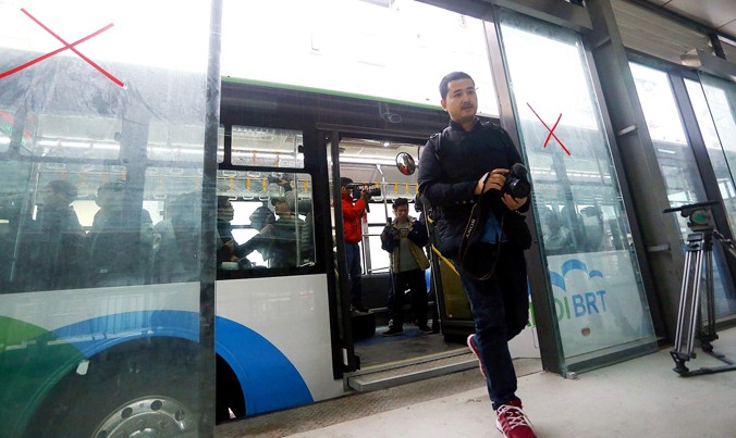 Xe buýt nhanh - BRT chạy thử nghiệm trong bãi đỗ Kim Mã sáng qua. Ảnh: Như Ý.