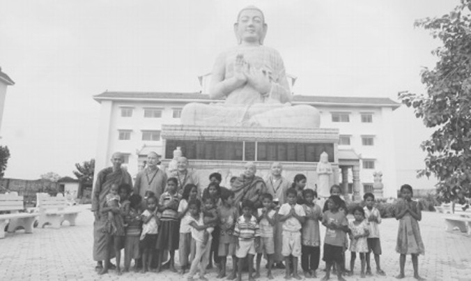 Thầy Thích Tường Quang cùng các sư thầy Việt Nam và những đứa trẻ Ấn Độ tại chùa Đại Lộc. Ảnh: L.A.