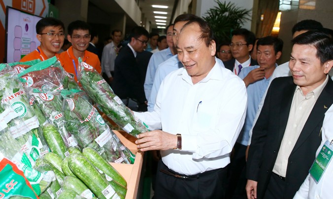 Thủ tướng Nguyễn Xuân Phúc thăm gian hàng trưng bày tại hội nghị Xây dựng nền công nghiệp, nông nghiệp Việt Nam. Ảnh: TTXVN.