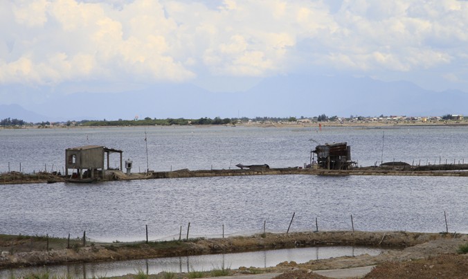 Nhiều diện tích hồ nuôi tôm của nông dân xã Vĩnh Sơn đang bỏ hoang sau sự cố tôm chết. Ảnh: H.T.