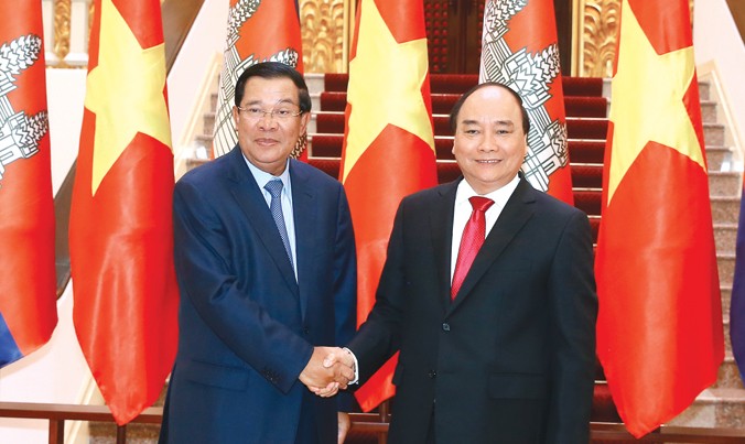 Thủ tướng Nguyễn Xuân Phúc và Thủ tướng Campuchia Hun Sen trước khi hội đàm. Ảnh: TTXVN.