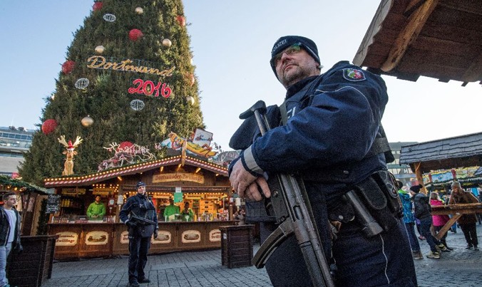 Cảnh sát tuần tra trong một chợ Giáng sinh tại thành phố Dortmund của Đức hôm 20/12. Ảnh: Bernd Thissen.