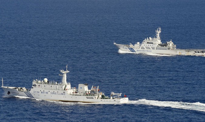 Tàu Trung Quốc (trái) và tàu Nhật Bản trên vùng biển gần quần đảo Senkaku/Điếu Ngư vào tháng 9/2013. Ảnh: Kyodo.