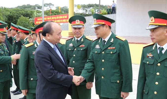 Thủ tướng Nguyễn Xuân Phúc đến thăm và chúc mừng các cán bộ, chiến sỹ Lữ đoàn 242.