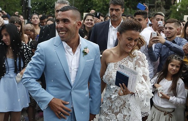 Tevez bất ngờ kết hôn với bạn gái lâu năm