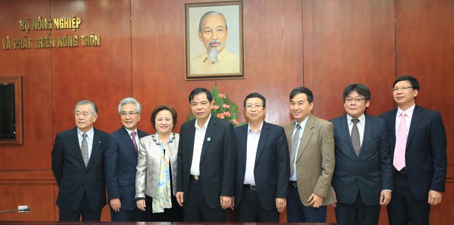 Bộ trưởng Nguyễn Xuân Cường (thứ 4 từ trái sang) chụp ảnh cùng với các đối tác Nhật Bản.
