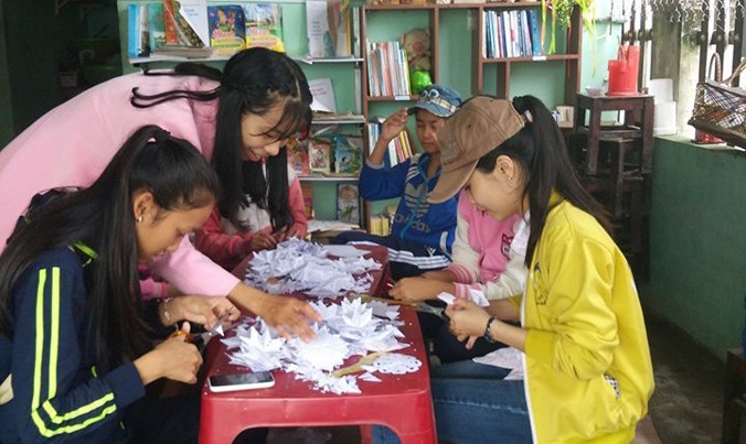 Các em nhỏ trong lớp học tình nguyện giúp Cẩm Tú chuẩn bị cho chương trình Đông yêu thương.