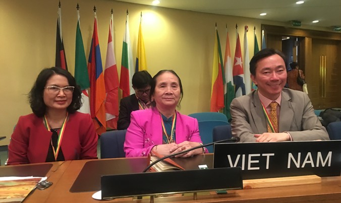 PGS.TS Nguyễn Thị Hiền (bìa trái) trong Đoàn VN tham dự Hội nghị lần thứ 11 của UBLCP UNESCO về bảo vệ Di sản VHPVT. Ảnh: Lan Hương.