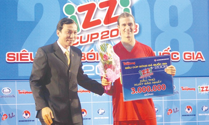 Huỳnh Kesley nhận giải thưởng Cầu thủ xuất sắc nhất trận Siêu cúp QG 2008 sau khi lập cú hat-trick. Ảnh: T.Vũ.