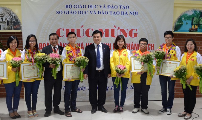 Nhóm đội tuyển Việt Nam tham dự IJSO 2016 được lãnh đạo Sở GD&ĐT Hà Nội tặng bằng khen tuyên dương ngay tại sân bay Nội Bài.