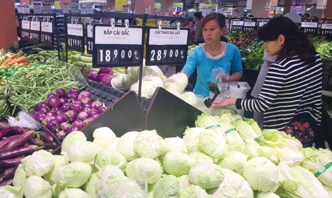 Người dân lựa chọn rau sạch tại một siêu thị ở Hà Nội. Ảnh: Hồng Vĩnh.