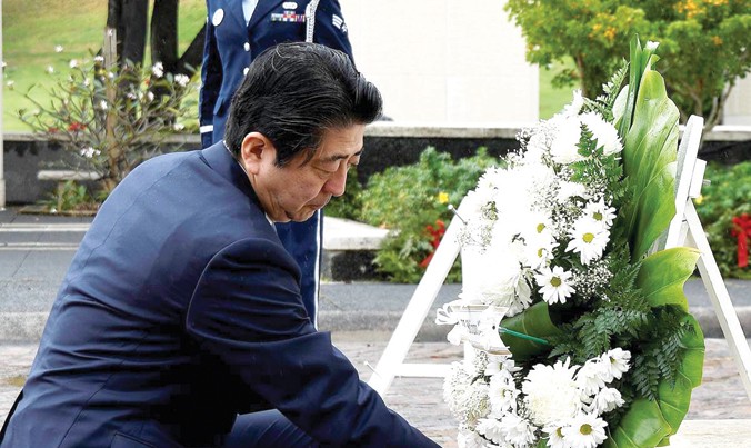 Thủ tướng Nhật Bản Shinzo Abe đặt hoa tại Đài tưởng niệm quốc gia ở Honolulu, Hawaii hôm 26/12. Ảnh: NBC News.
