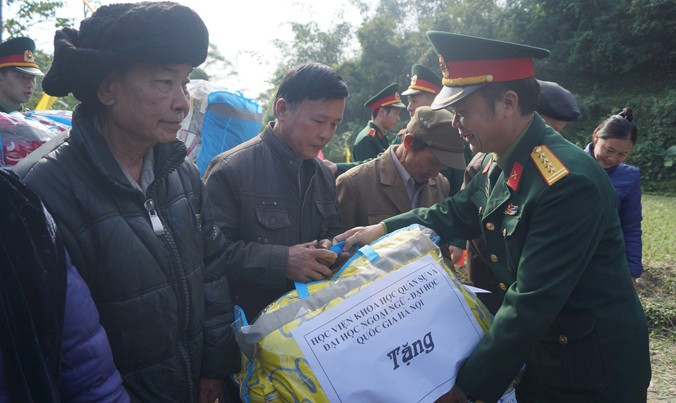 Lãnh đạo Học viện Khoa học Quân sự trao tặng chăn ấm cho người dân thôn Nà Chúa. Ảnh: Nguyễn Minh.