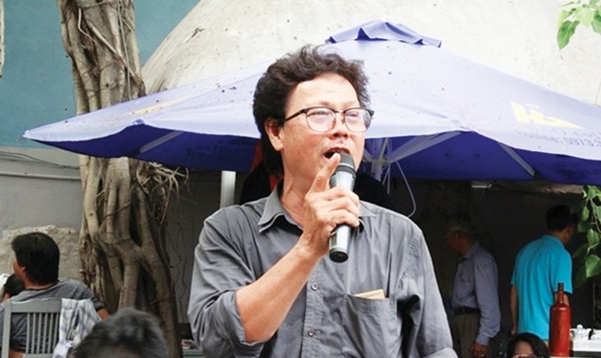 Ca sỹ Cao Minh hát giữa chợ trời.