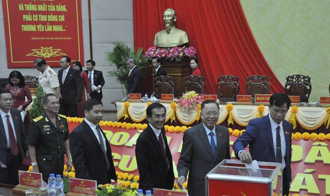 Nguyên Bí thư tỉnh Hậu Giang Huỳnh Minh Chắc (thứ nhất từ phải sang) và Bí thư Tỉnh ủy Trần Công Chánh (thứ hai) đang bỏ phiếu tại Đại hội Đảng bộ tỉnh Hậu Giang nhiệm kỳ 2015 - 2020.