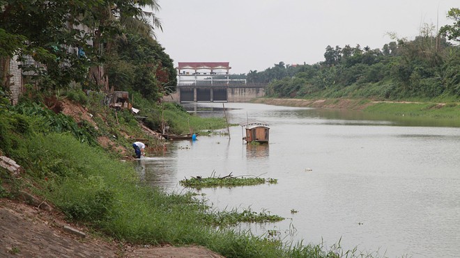 Nước thải vẫn hàng ngày đổ ra sông Nhuệ gây ô nhiễm nguồn nước, ảnh hưởng đến cuộc sống của hàng nghìn người dân vùng trũng ở Hà Nội. Ảnh: Hồng Vĩnh.